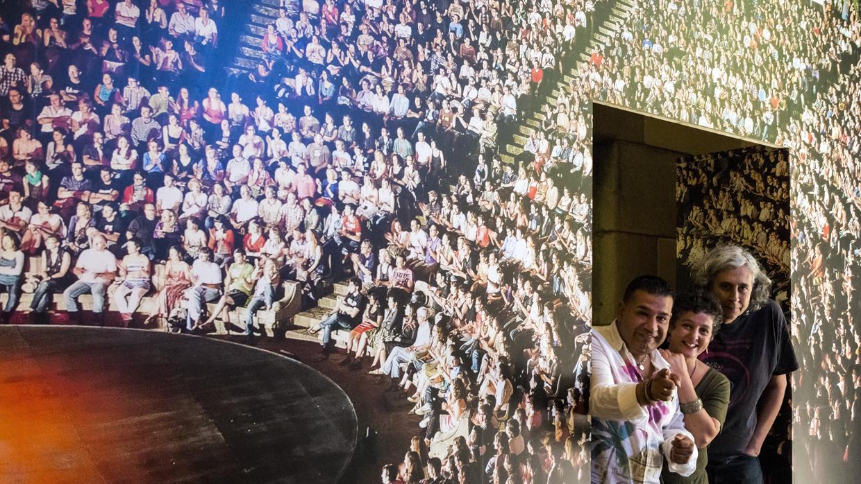 El director artístico, Albert Puig (d), el musico, Sicus Carbonell (i) y la directora escénica Ester Nadal (c), posan para los medios de comunicación antes de presentar el espectáculo «Rumberos, pugin a l'escenari»