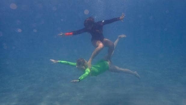 Janina Zeitler en un ejercicio de resistencia bajo el agua