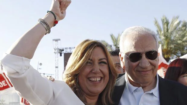 La presidenta de la Junta de Andalucía, Susana Díaz, junto a Alfonso Guerra, en quien encontró un relevante apoyo