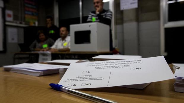 Sobres, papeletas y urnas el 9 de noviembre de 2014, el día de la consulta ilegal