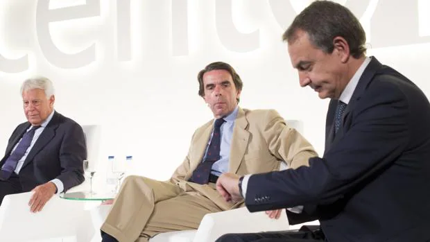 González y Zapatero coincidieron en el foro de expresidentes organizado por Vocento