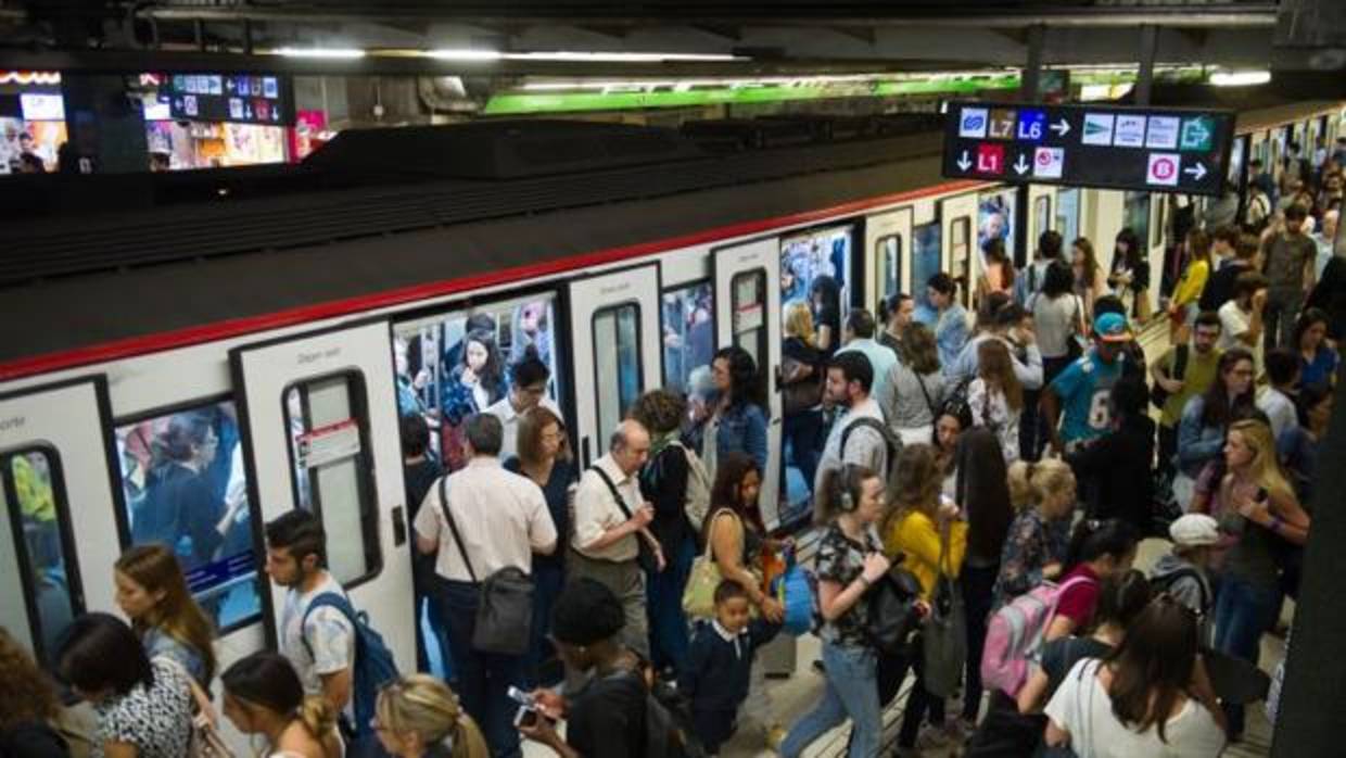 Usuarios esperando para coger el metro durante la huelga