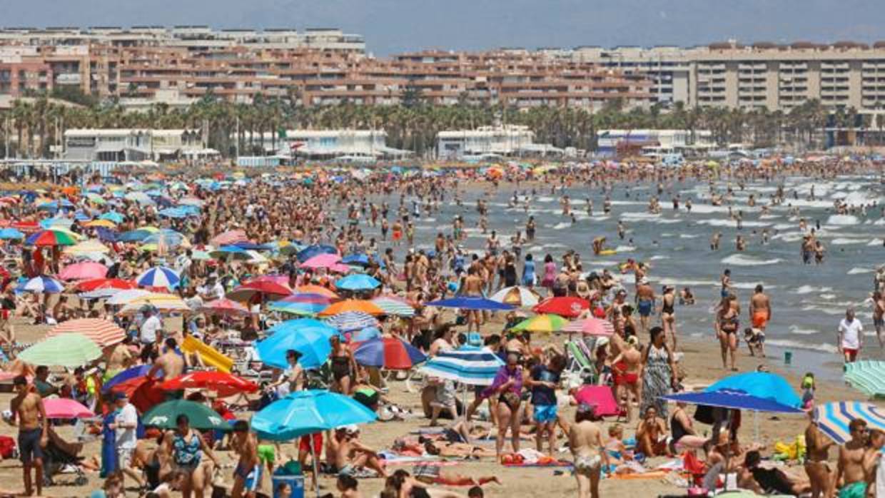 Imagen de la playa de Las Arenas tomada este lunes