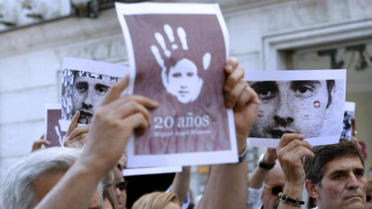 Varias personas en un homenaje al concejal de Ermua Miguel Ángel Blanco