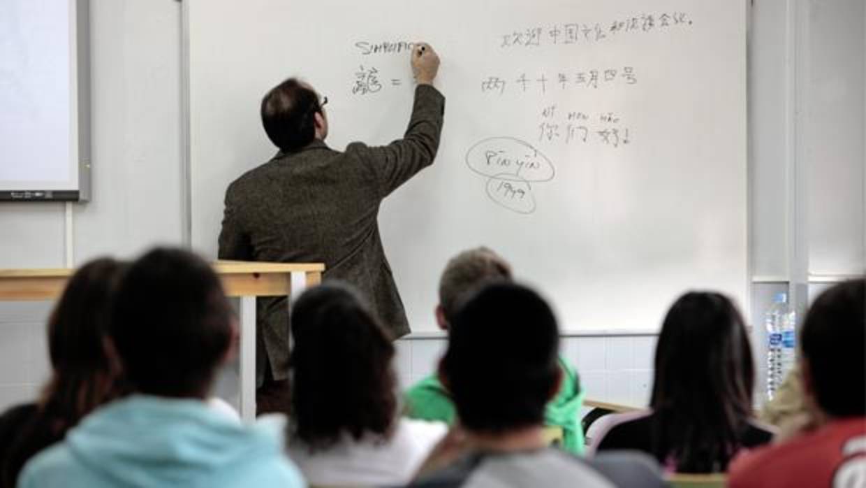 Imagen de archivo de un profesor en un instituto de Valencia