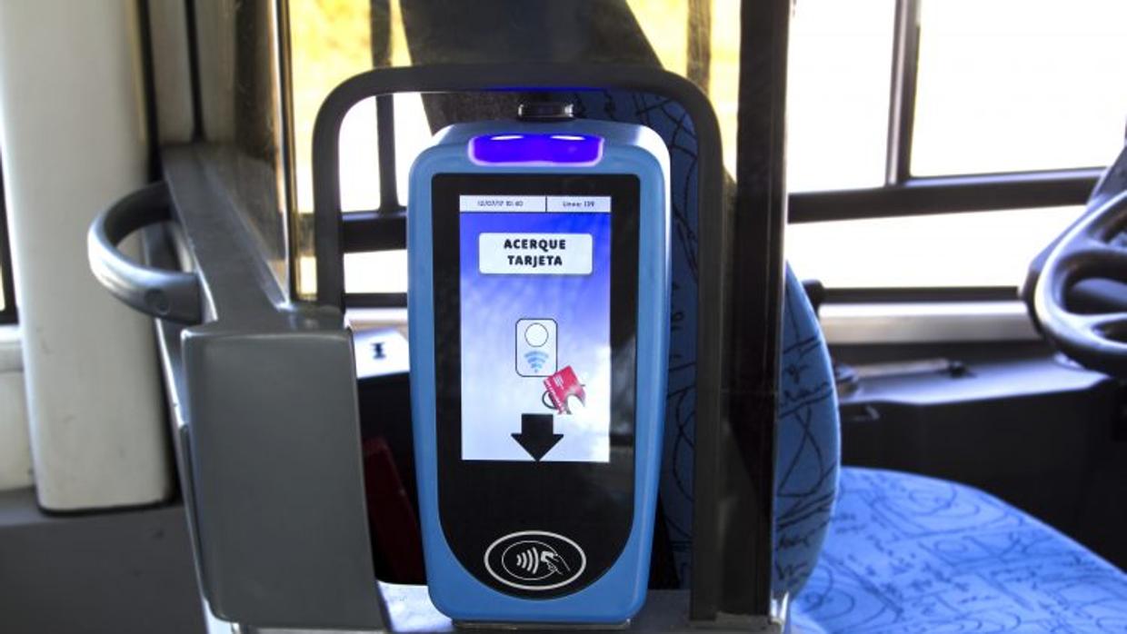 Una de las nuevas validadoras instaladas en un autobús de la EMT