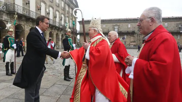Alberto Núñez Feijóo saluda al arzobispo Julián Barrio