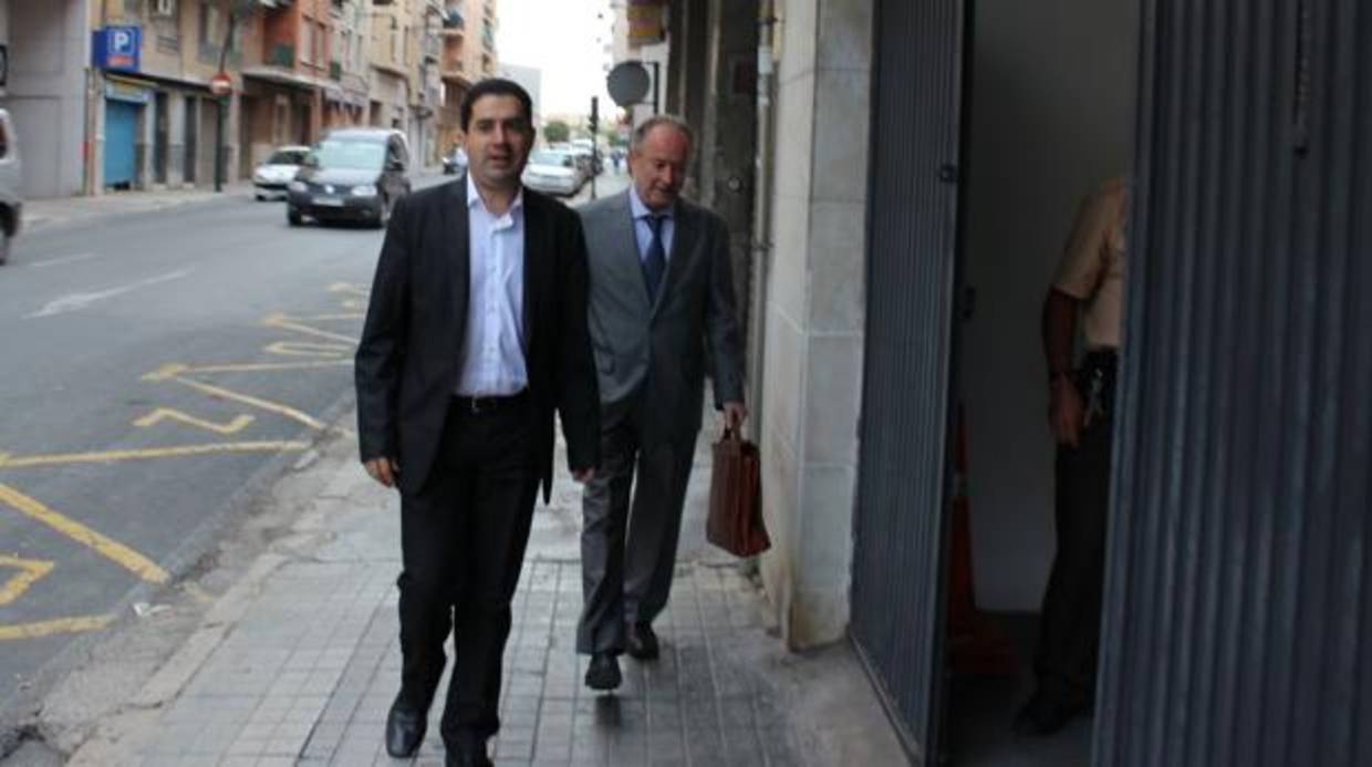 El alcalde de Alcoy, Toni Francés, junto a un asesor jurídico