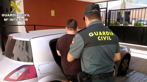 Imagen de uno de los dos detenidos por estafar con una plataforma falsa de ayuda a los animales