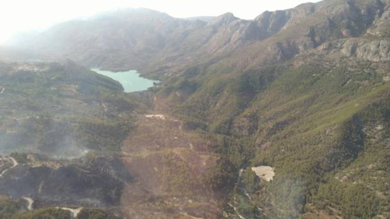 Imagen aérea de la zona del incendio tomada la tarde del martes