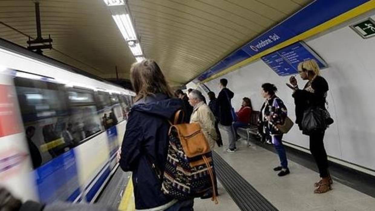 Una persecución policial por las vías del Metro corta la circulación de la línea 3, entre Sol y Delicias