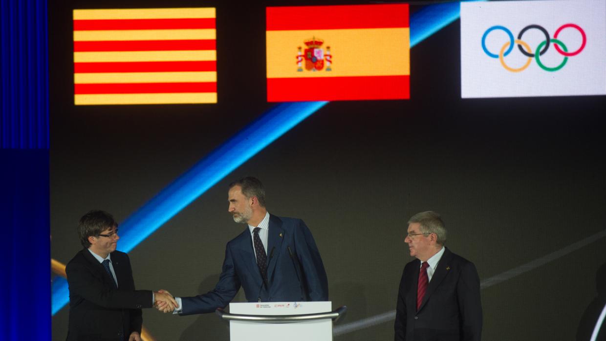 El Rey saluda al presidente Puigdemont durante la ceremonia de homenaje a Barcelona 92