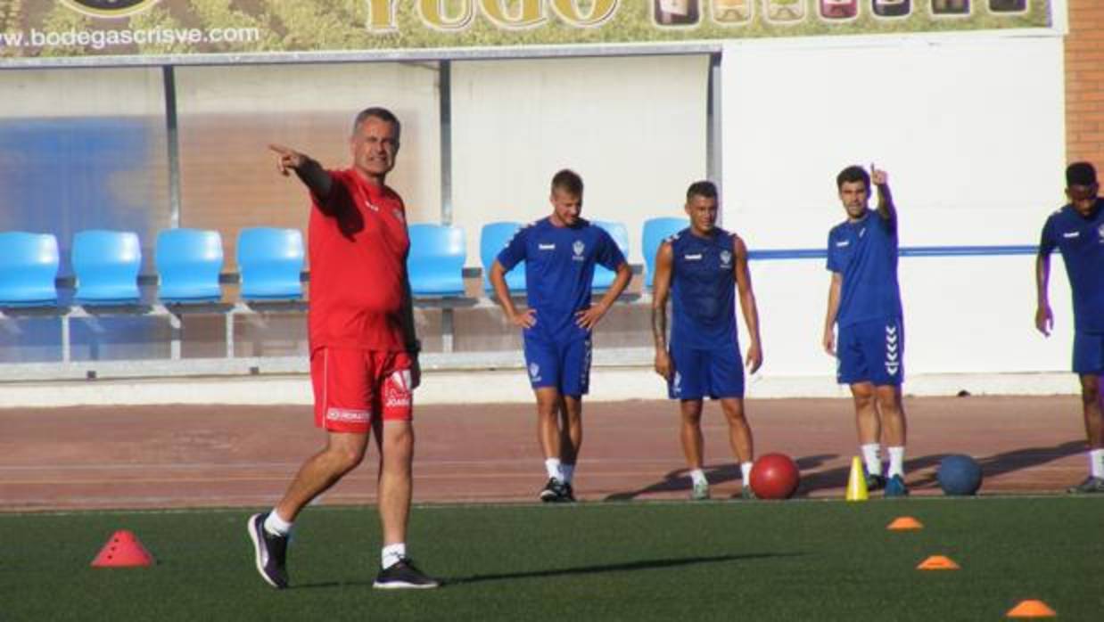 En el «Paquito Giménez» de Socuéllamos verán este año muchas caras nuevas, pues solo cinco futbolistas se mantienen de Segunda B