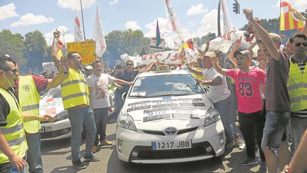Cientos de taxistan protestan durante otra jornada anterior de paros, el pasado 30 de mayo