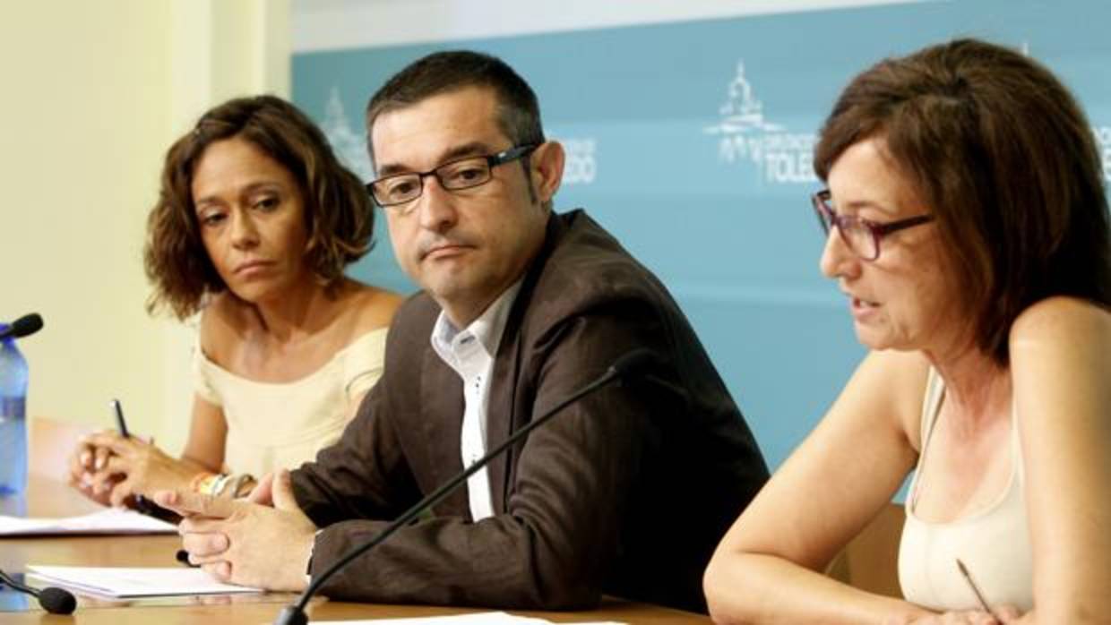 Charo Navas, directora provincial de la Mujer, Fernando Muñoz, vicepresidente de la Diputación y Ana Gómez, diputada de Cultura, Educación e Igualdad, esta mañana en rueda de prensa