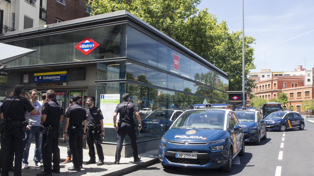 Varias unidades de la Policía Nacional, ayer por la mañana, en la estación de Embajadores