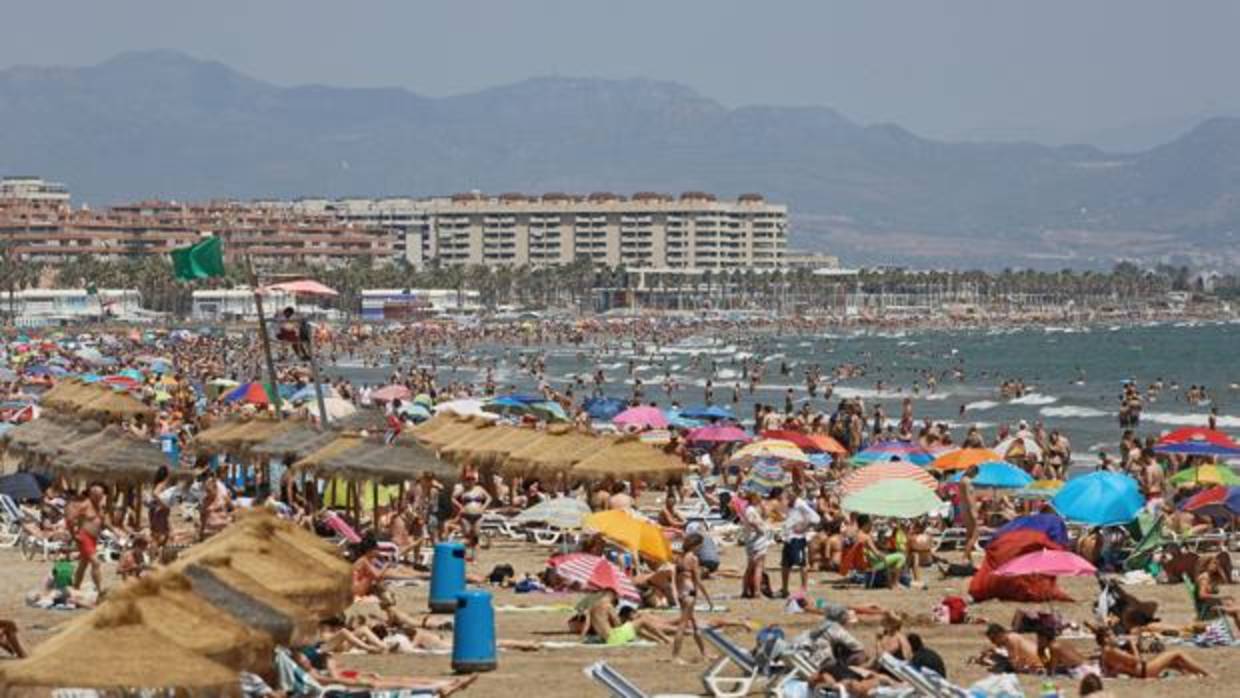 Imagen de archivo de la playa de la Malvarrosa en Valencia