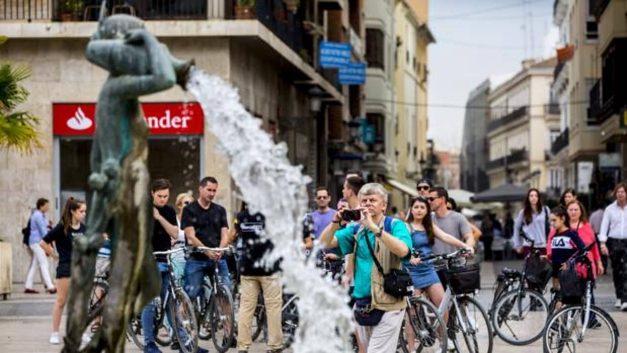 Imagen de archivo de un grupo de turistas en Valencia