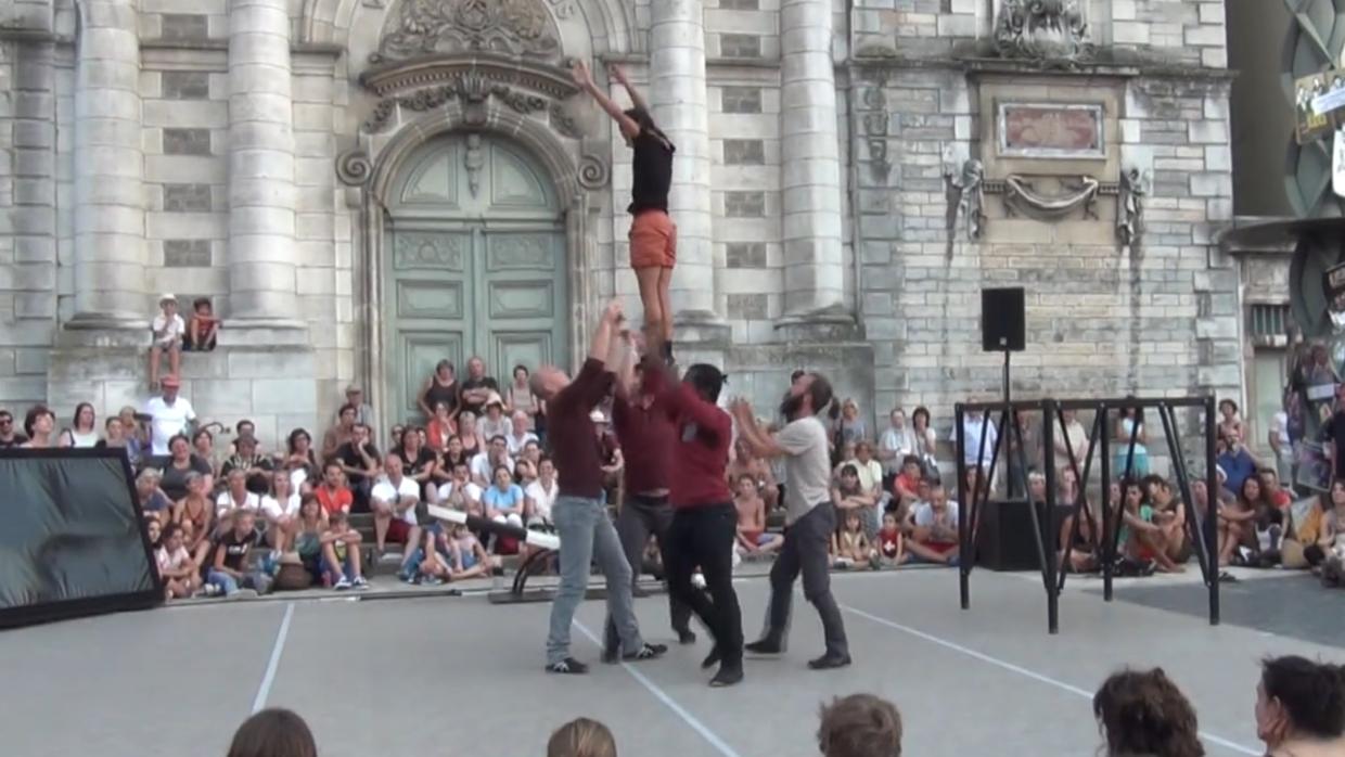 Miembros del grupo francés Rêve realizan una acrobacia