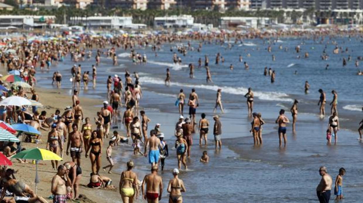 Imagen de archivo de la playa de la Malvarrosa en Valencia