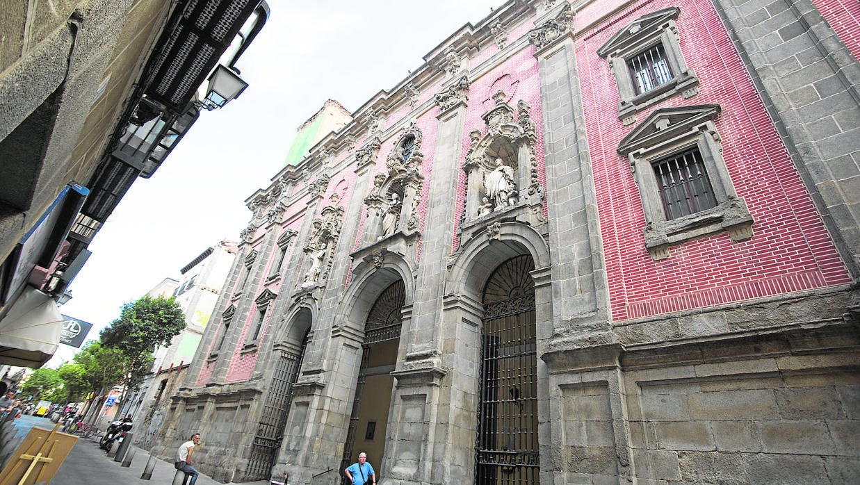 Fachada exterior del templo, en pleno calle de Embajadores