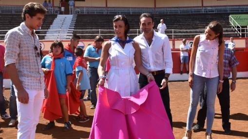 Enrique Ponce junto a la alcaldesa de Santander, Gema Igual