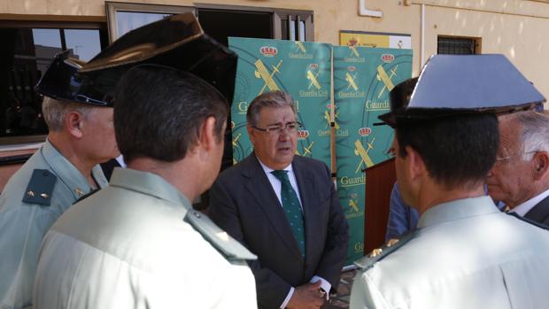 Juan Ignacio Zoido visita el cuartel de la Guardia Civil de Roquetas