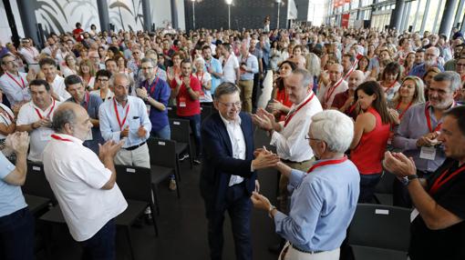 El secretario general, entre aplausos y abrazos de sus compañeros, junto a Joan Lerma