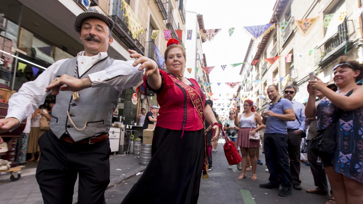 Una pareja baila con vestuario de época.