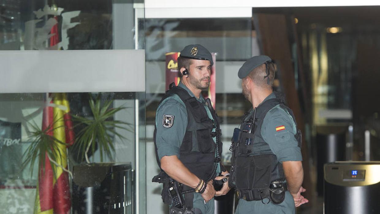 Agentes de la Guardia Civil frente a la sede de la Federación Española de Fútbol