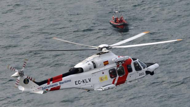 Un helicóptero de Salvamento Marítimo durante un operativo de búsqueda en 2014