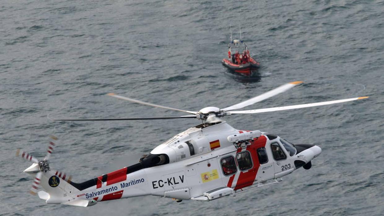 Un helicóptero de Salvamento Marítimo durante un operativo de búsqueda en 2014