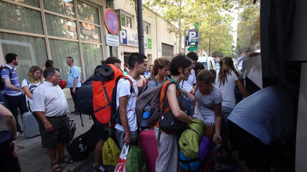 Imagen de los jóvenes valencianos subiendo al autobús