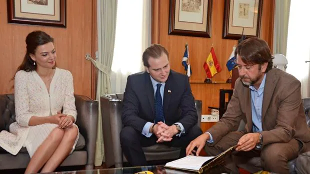 Cristine y Juan Bagration-Mukhaneli con el presidente de Tenerife, Carlos Alonso