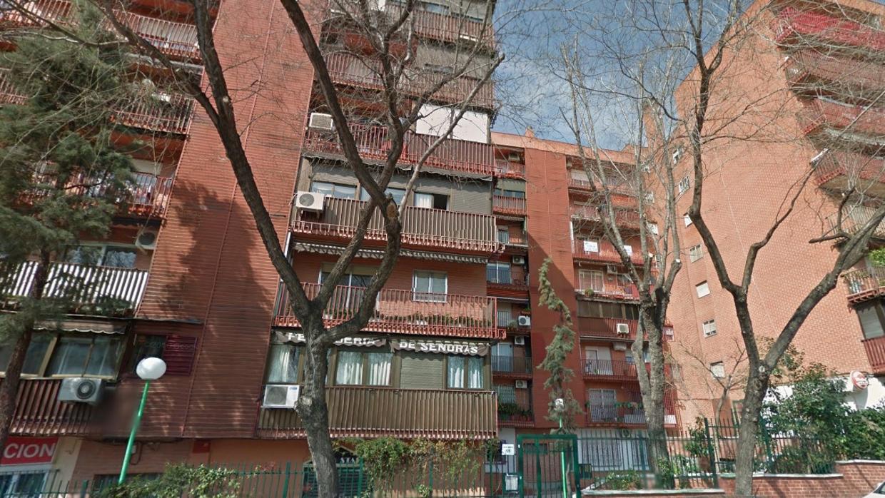 Los bomberos extinguen el fuego en el edificio de la calle de los Hermanos García