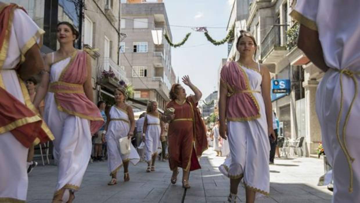 Jóvenes disfrazadas por las calles de O Porriño durante la celebración de Porrigalia