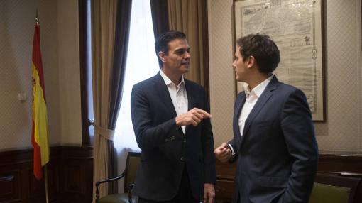 El secretario general del PSOE, Pedro Sánchez, se reúne con el líder de Ciudadanos, Albert Rivera
