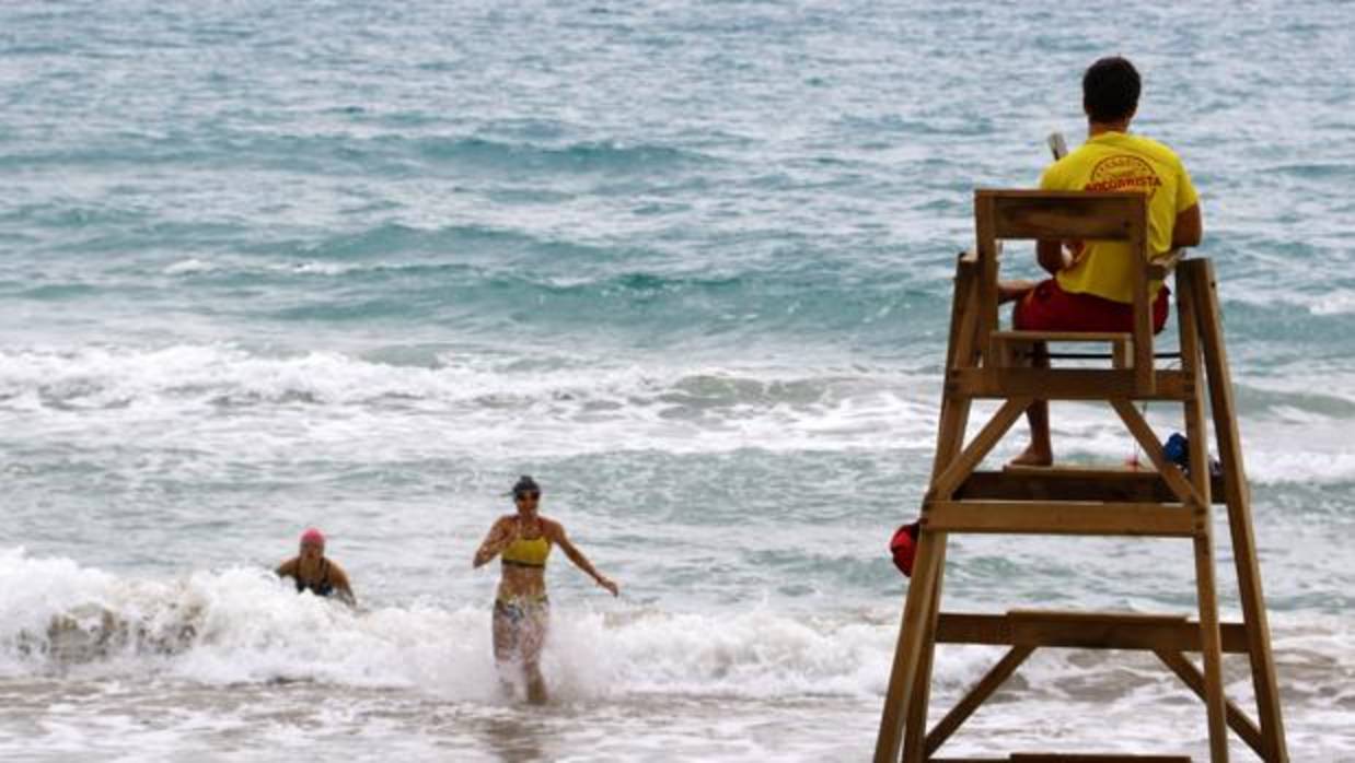 Imagen de archivo de un socorrista en una playa de Alicante