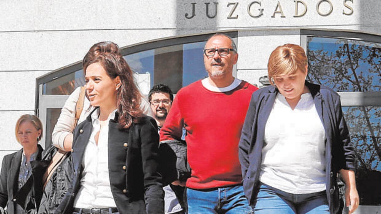 Áangel Muñoz (con jersey rojo), junto a Sara Hernández (izq.), a la salida de los Juzgados de Getafe