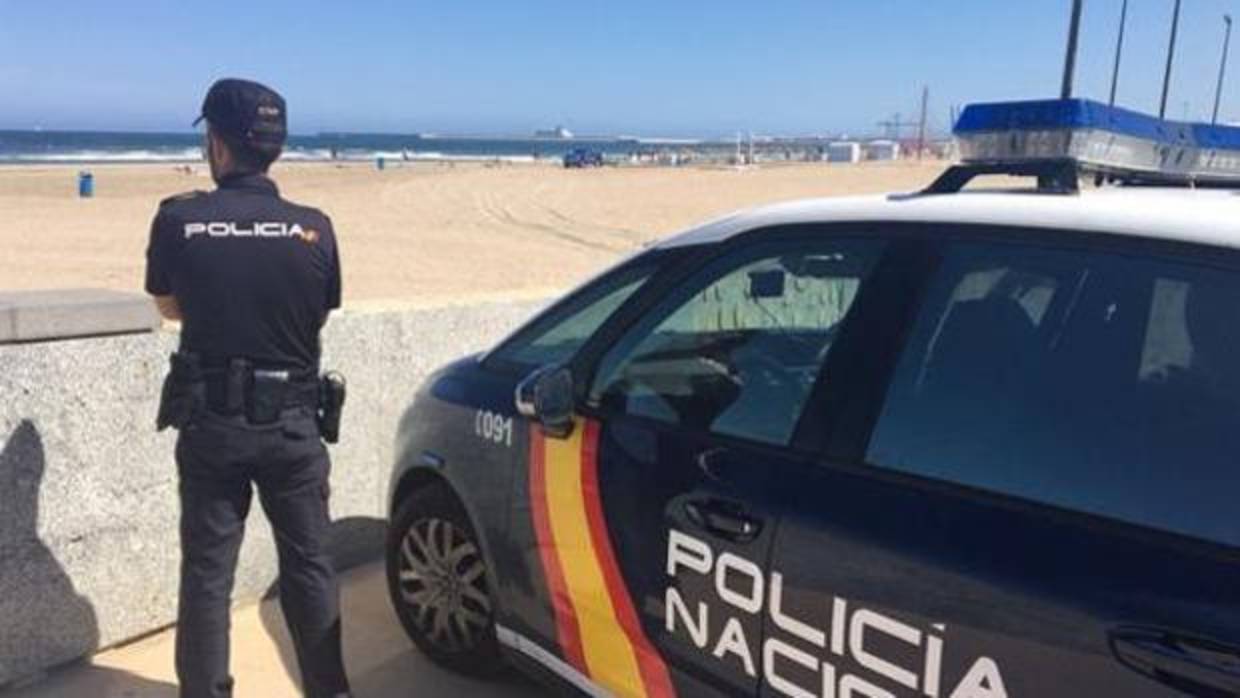 Imagen de archivo de un agente de la policía en la playa Malvarrosa de Valencia