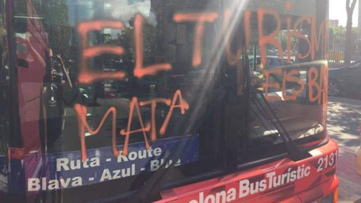 Imagen del autobús que fue atacado el pasado jueves