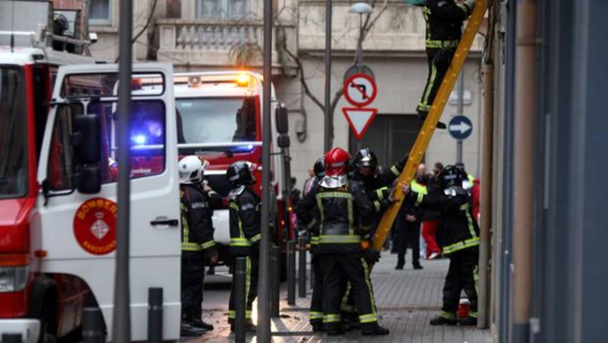 Fotografía de archivo que muestra como los Bomberos de Barcelona trabajan después de un incendio