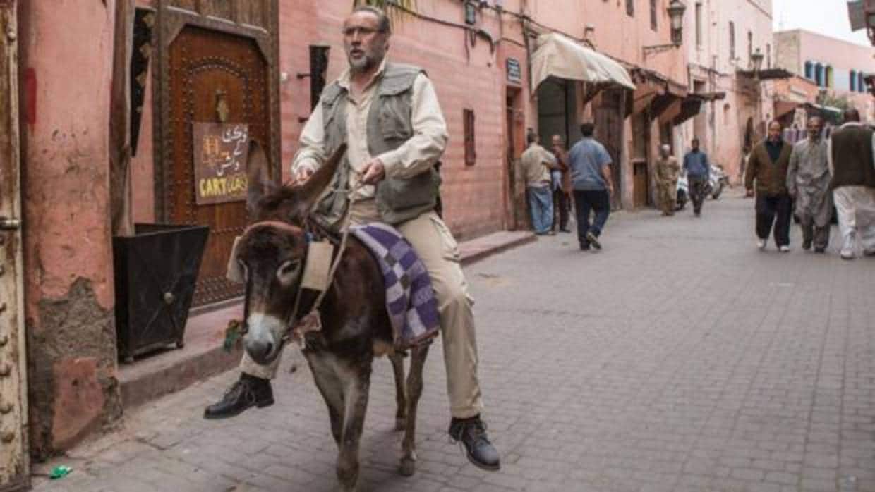 Nicolás Cage en Marruecos simulando que pasea en burro por Pakistan'
