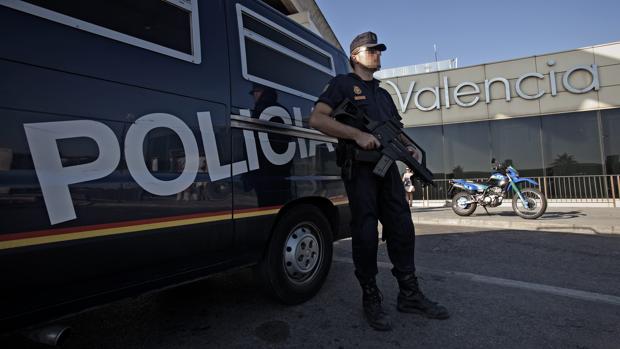 La Policía detiene a un hombre por agredir y amenazar al dueño y a los clientes de un locutorio en Valencia