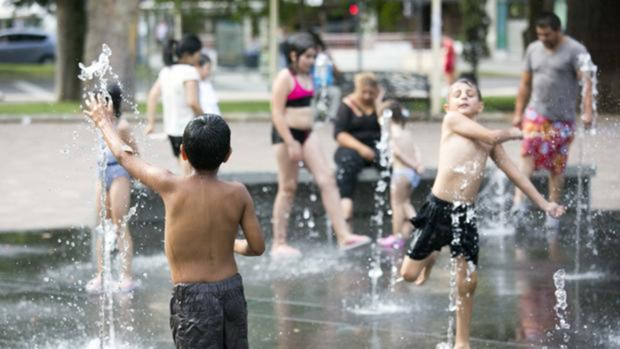 Niños superando el calor en Salamanca