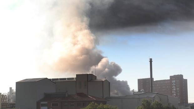 Arden dos torres de refrigeración de la fábrica de café Seda de Palencia en un aparatoso incendio