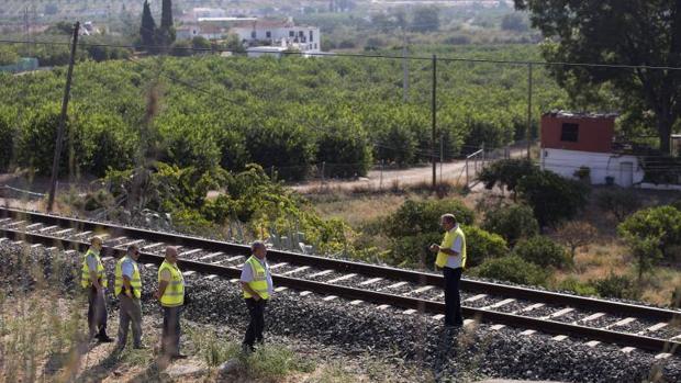 Una cámara captó a la niña de Málaga sola en las vías del tren