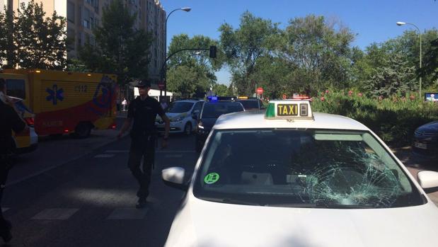 La luna del taxi destrozada tras el impacto con el cuerpo del hombre atropellado