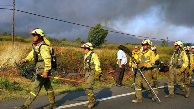 Un incendio forestal en Verín pone en riesgo a un núcleo de población