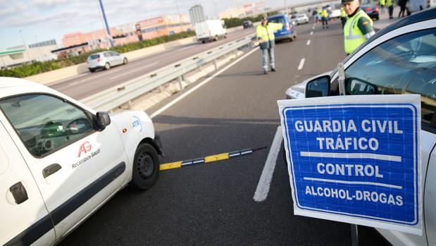 Un padre intenta simular un accidente para ocultar la huida de su hijo de un control de alcoholemia